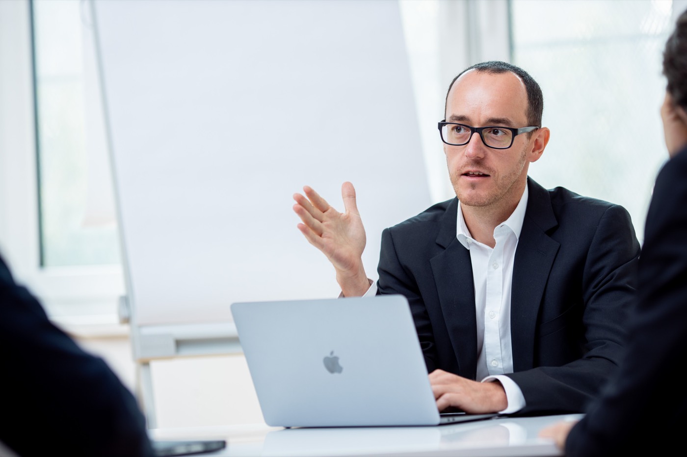 Martin Posarnig erklärt am Laptop