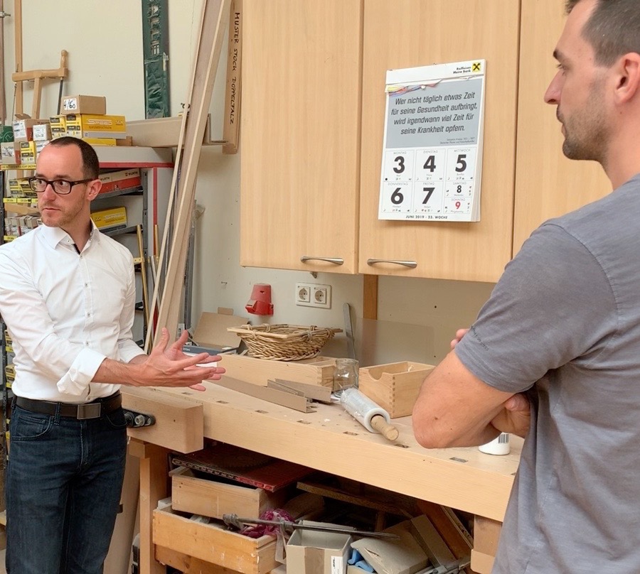 Martin Posarnig im Gespräch in einer Tischlerei